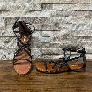 Strappy sandals with back zipper